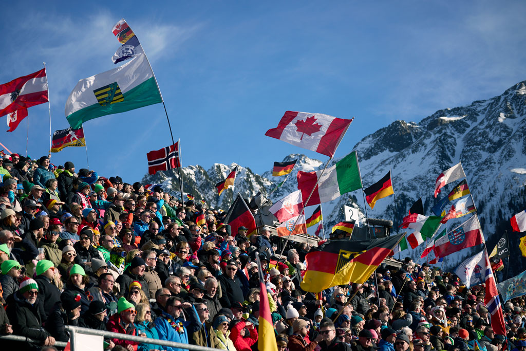 Die voll besetzte Tribüne der Olympic Arena in Antholz