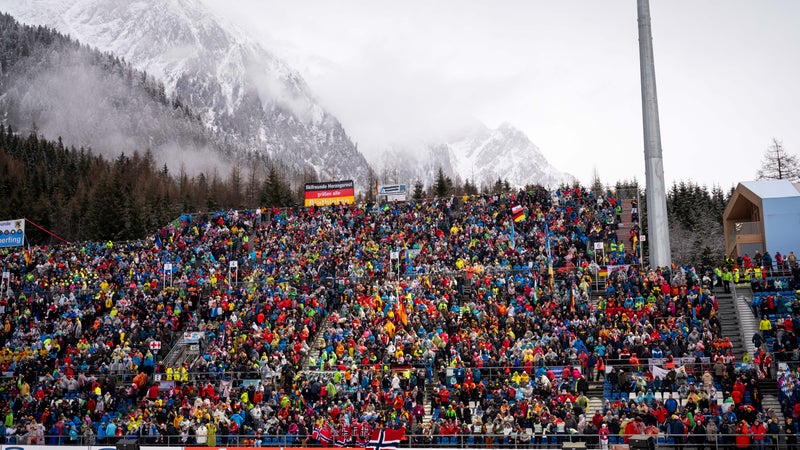Wer Olympiastimmung, z.B. beim Biathlon in Antholz, selbst miterleben möchte, sollte die nächste Ticketverkaufsrunde, die am 8. April startet, nutzen. (Foto: LPA/Fabio Brucculeri)