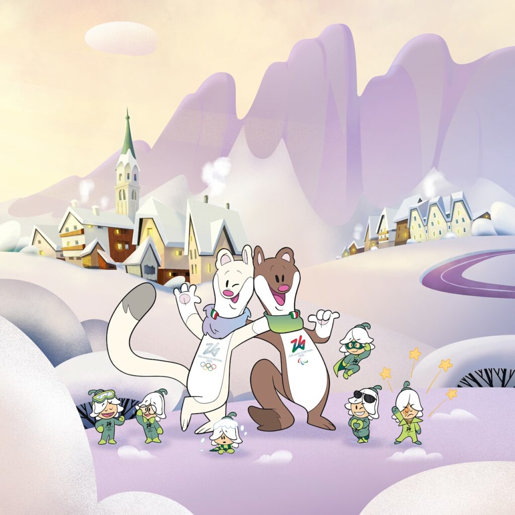 Zwei fröhliche Maskottchen – ein weißes Hermelin mit Olympialogo und ein braunes Hermelin mit Paralympics-Logo – stehen Arm in Arm in einer verschneiten Winterlandschaft mit alpinem Dorf und lila Bergen im Hintergrund. Um sie herum tanzen sieben kleine Figuren mit Schneeglöckchen-Hüten und grüner Kleidung.
