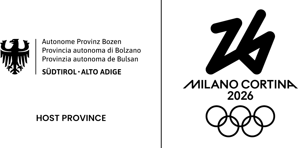 Grafik mit zwei Bereichen: Links das Wappen der Autonomen Provinz Bozen mit der Aufschrift in Deutsch, Italienisch und Ladinisch „Südtirol – Alto Adige“, darunter „Host Province“. Rechts das schwarze Logo der Olympischen Winterspiele „Milano Cortina 2026“ mit den fünf olympischen Ringen.