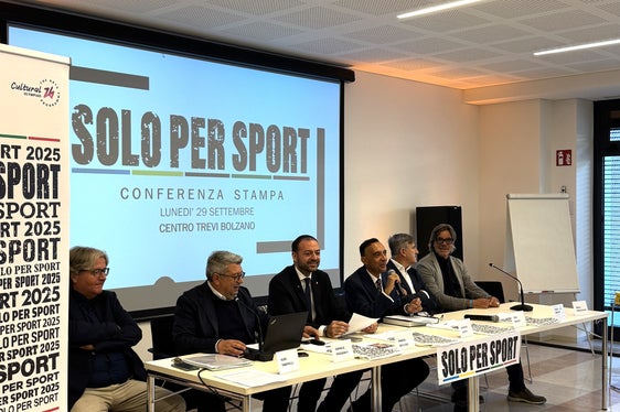 Bei der Vorstellung des Projekts (v.l..n.r.): Coni-Südtirol-Präsident Alex Tabarelli, Projektkurator Daniele Magagnin, Landesrat Marco Galateo, Ressortchef Antonio Lampis, Schulleiter Esio Zaghet und Zeitungsherausgeber Valentino Beccari. (Foto: LPA/Lukas Bonenti)