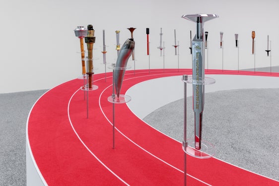Sport und Kunst vereint im olympischen Geist: Blick auf die im Museion Bozen ausgestellten Olympischen Fackeln. Es handelt sich um eine der drei weltweit vollständigen Sammlungen aller Olympischen Fackeln, von der ersten Staffel bis heute. Die Ausstellung ist bis Ende März für die Öffentlichkeit zugänglich. (Foto: Museion/Luca Guadagnini)