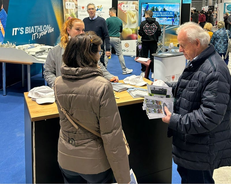 Am Stand C21/60 der Herbstmesse wird zum Programm und zum Rahmenprogramm der Olympischen Winterspiele 2026 informiert. (Foto: LPA)